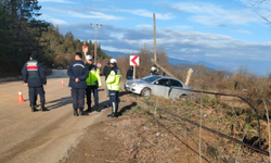 Otomobil direği devirdi