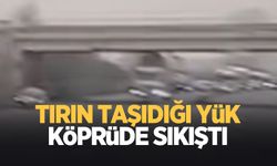 Karasu yolunda tırın yükü köprüye takıldı