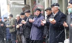 Kar yağışına rağmen esnaf geleneği bozmadı