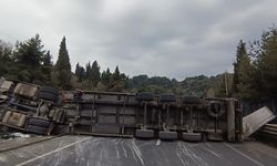 Kocaeli'de devrilen tır yolu kapattı: 1 yaralı