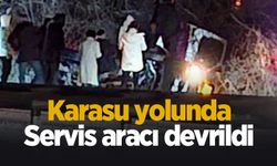 Servis aracı karda devrildi