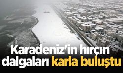 Karadeniz'in hırçın dalgaları karla buluştu