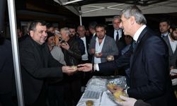 Başkan Alemdar Kadir Gecesi’nde vatandaşlarla kucaklaştı