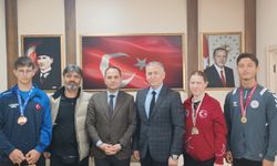 Türkiye Şampiyonu öğrencilerden Adapazarı İlçe Millî Eğitim Müdürü Kahraman’a ziyaret