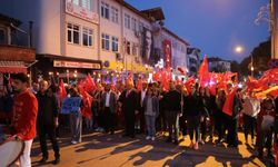Ferizli'de 19 Mayıs coşkusu fener alayı ile taçlandı