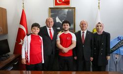 Başkan Ata, Ferizli’nin Altın Bileği Dünya Şampiyonu İsmail Hacı Bekar’ı ağırladı
