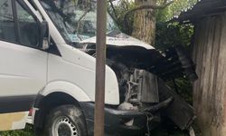 Düzce'de işçi servisi ağaca çarptı, 8 kişi yaralandı