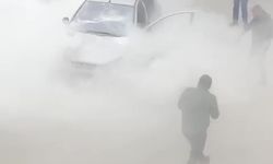 Motor kısmından yanan otomobile yangın tüpü ile müdahale ettiler