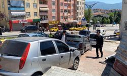 Freni boşalan otomobil trafik ışıklarında bekleyen araca çarptı: 5 yaralı