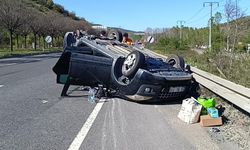 Pazaryeri'nde çarpışan otomobillerden biri takla attı: 1 yaralı