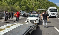TEM’de otomobille oto kurtarıcı çarpıştı: 3 yaralı