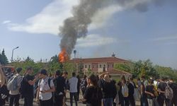 Okulun çatısı çıkan yangında küle döndü