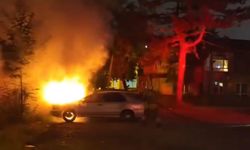 Düzce'de park halindeki otomobil alev alev yandı