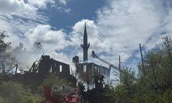 İki ahşap ev ve cami küle döndü