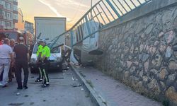 Otomobil duvarda asılı kaldı, sürücü burnu bile kanamadan kurtuldu