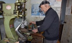 20 metrekarelik dükkanda fabrikasyona direniyor