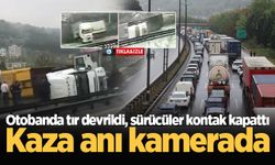 Otobanda tır devrildi, sürücüler kontak kapattı: Kaza anı kamerada