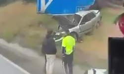 Otomobil trafik levhasına çarptı: 1 yaralı
