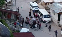 İki grubun kavgasında tuğlalar havada uçuştu