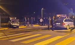 'U' dönüşü kazaya neden oldu: Araç kaldırıma savruldu, 2 kişi yaralandı