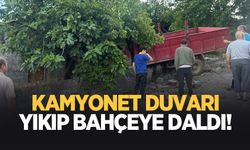 Kamyonet duvarı yıkıp bahçeye girdi