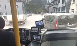 Serdivan'da sorumsuz park trafiği felç etti