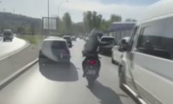 Motosiklet sürücüsü ambulansın yolunu böyle açtı