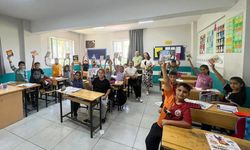 İlkokul öğrencilerine kitap dağıttılar