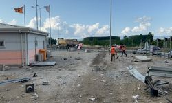 Tır, karayolları binasını teğet geçti: 1 tonluk beton blokları parçaladı