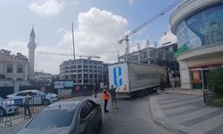 TIR şehir içi trafiği kilitledi!