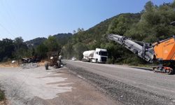 Kavurucu sıcakta asfalt mesaisi
