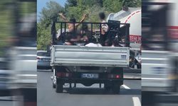 Kamyonet kasasındaki çocukların tehlikeli yolculuğu
