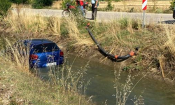Sulama kanalına uçan otomobil, vinçle çıkarıldı