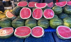 Katlı Pazarda son durum: Karpuz ucuzladı, çilek gramla satılıyor