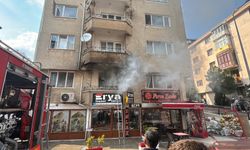 5 katlı apartmanda yangın çıktı: 1'i çocuk 2 kişi dumanlar arasından kurtarıldı