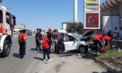 Otomobil akaryakıt istasyonunun duvarına çarptı: 1 yaralı