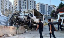 Rampadan inen kamyonet bariyerlere çarptı: 1 yaralı