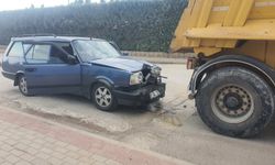 Otomobil kamyona çarptı: 4 yaralı