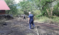 Tarlada çıkan yangın, eve ve ormana sıçramadan söndürüldü