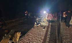 Otomobiller çarpıştı: 6 ölü