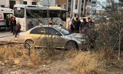 Minibüsle otomobil çarpıştı, yaya kaldırımındaki vatandaş yaralandı