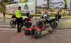 Motosiklet trafik levhasına çarptı: 1'i ağır 2 yaralı