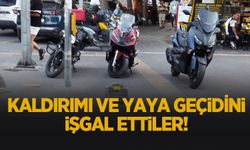 Yayalara engel! Yaya geçidinin önüne kaldırıma motosikletleri bıraktılar