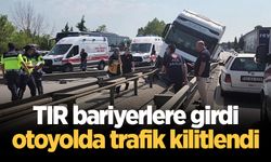 TIR bariyerlere girdi, otoyolda trafik kilitlendi