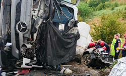 Beton mikseri otomobilin üzerine devrildi: 1 ölü, 1 yaralı
