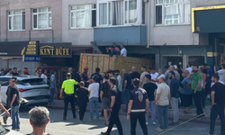 Frenleri patlayan kamyon dükkana böyle daldı