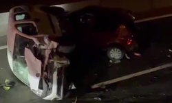 Lastiği patlayan otomobile çarparak yan yattı: 2 çocuk yaralı