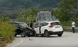 Geyve'de iki otomobil kafa kafaya çarpıştı