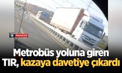 Metrobüs yoluna giren TIR, kazaya davetiye çıkardı