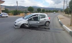 Geyve'de virajda kontrolden çıkan araç kaldırıma çarptı: 1 yaralı